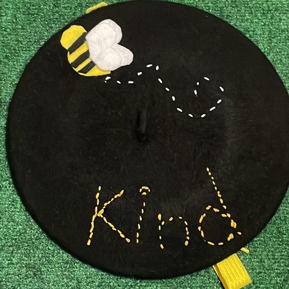 Black felt bumblebee beret - Picture 2 of 6